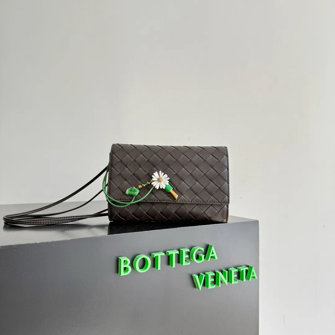 Batch 1560 Bottega Veneta2025 new product Daisy Andiamo bag, classic woven crossbody bag, thin shoulder strap is more casual, especially the small pendant design this time, daisy + green leaves + small gold chain, add a playful and smart look to the tough leather🌼Metallic button and knot closure, simple but not simple, elegant texture, elegant weaving attitude. You can also decide how to carry the bag according to your outfit and occasion. It can be used as a clutch bag, shoulder bag, or crossbody bag. It has a high usage rate. 😊Pair it with a simple skirt to instantly become relaxed and fashionable. Pair it with a smart suit to neutralize the formal feeling. It can be used for commuting and dating! Style number: 838870 (836940) Color: black brown Size: 19*12.6*2cm